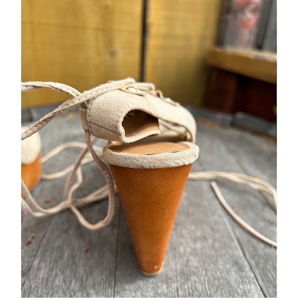 Sz-7 to 7.5 Quipid brand w/ tie up straps. Golden band at toe & faux wood wedge - Picture 6 of 11